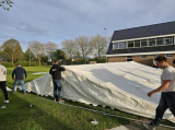 Opbouwen tent op sportpark 'Het Springer' (maandag 29 april 2024) (16/41)